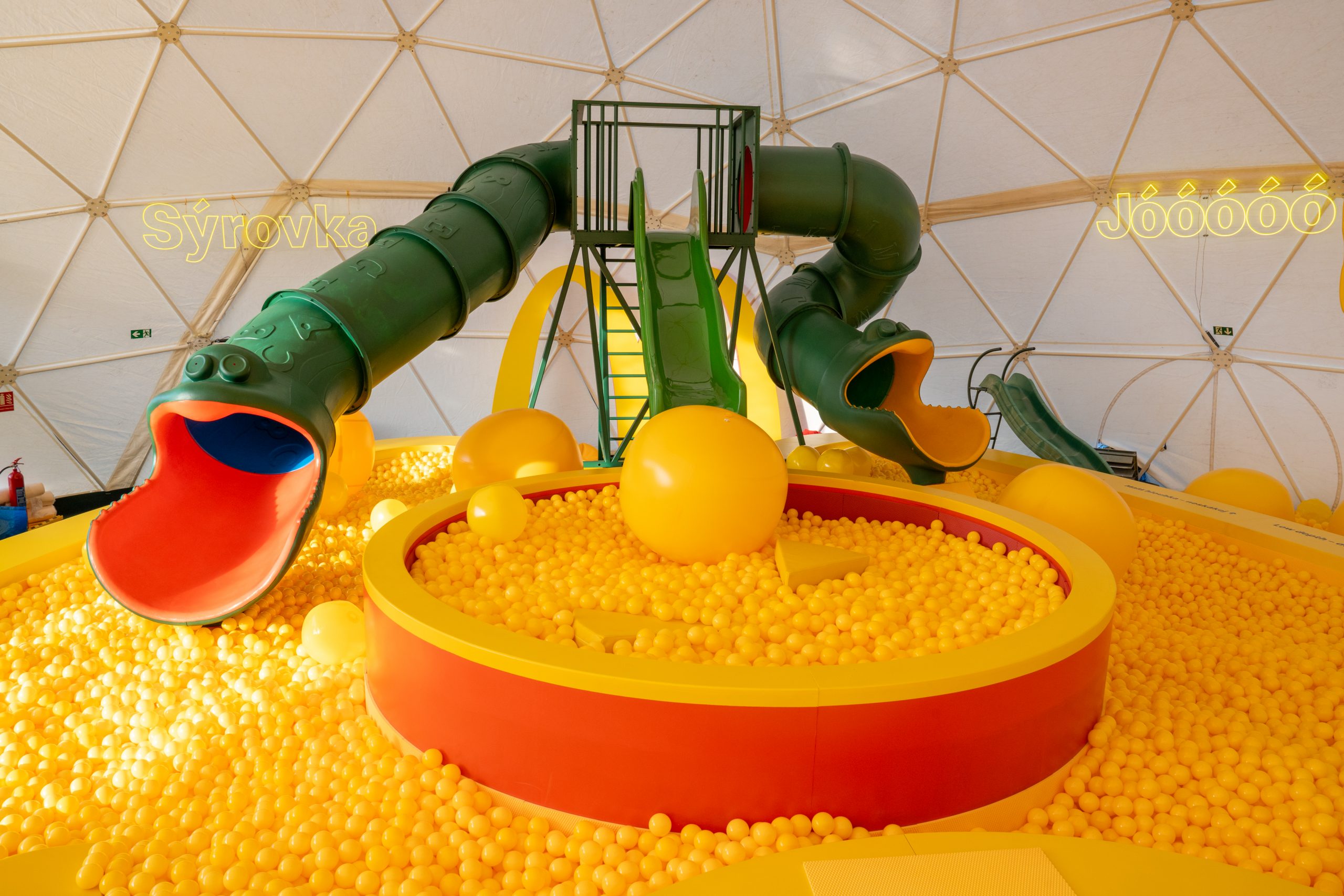 McDonalds_kulickovybazen_Ball_Pit_olomouc_Green_tobogan